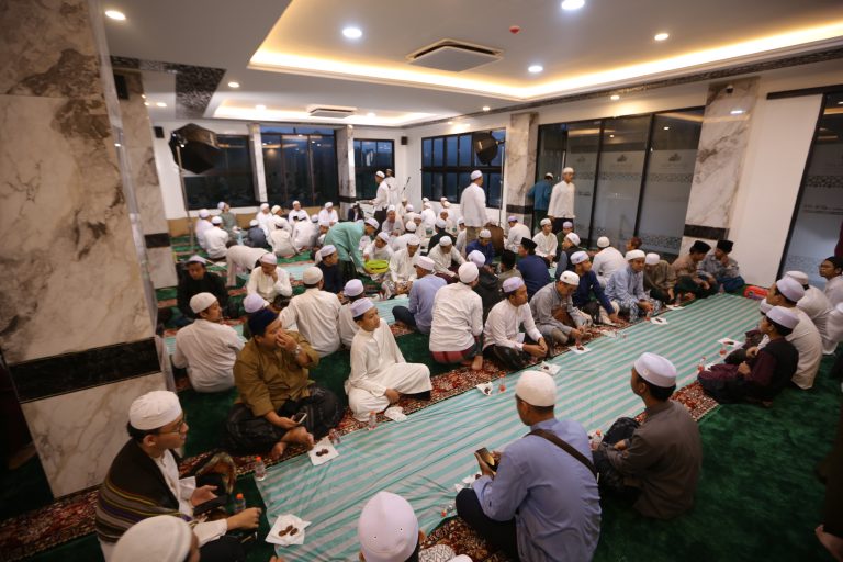 Buka Puasa Bersama dan Khatam Al-Qur’an dalam Sholat Tarawih