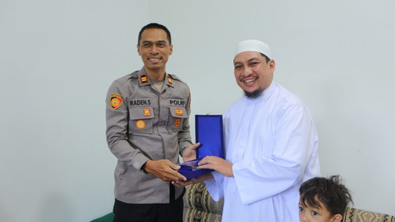 Sinergi Ulama-Polri : Kapolsek Tajurhalang Sambangi Ponpes Al Hawthah Al Jindaniyah