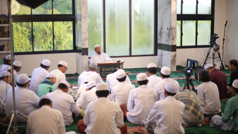 RELASI IMAN KEPADA ALLAH DAN HARI AKHIR DENGAN ETIKA LISAN: ANALISIS HADIS DAN PERSPEKTIF ULAMA KLASIK